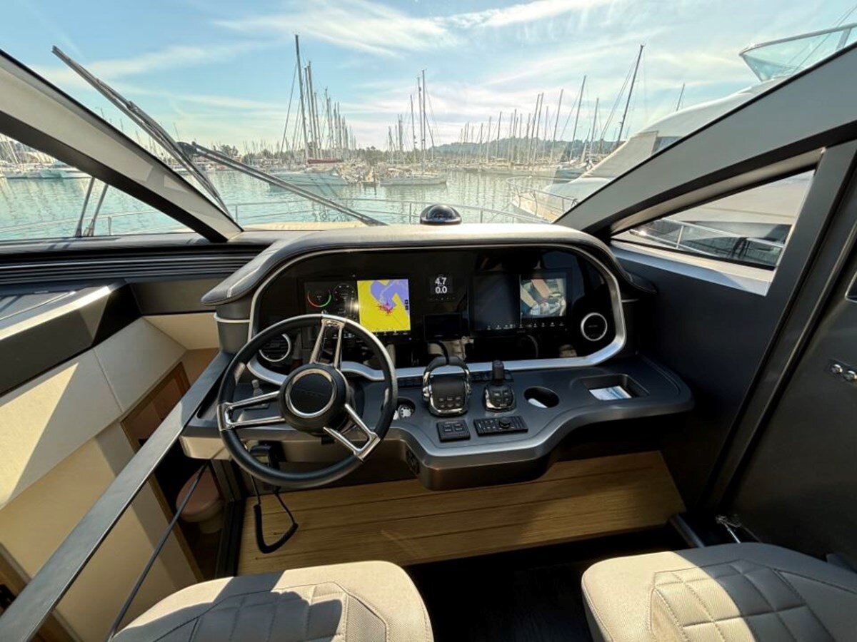 2020-pearl-motor-yachts-61-1-367094