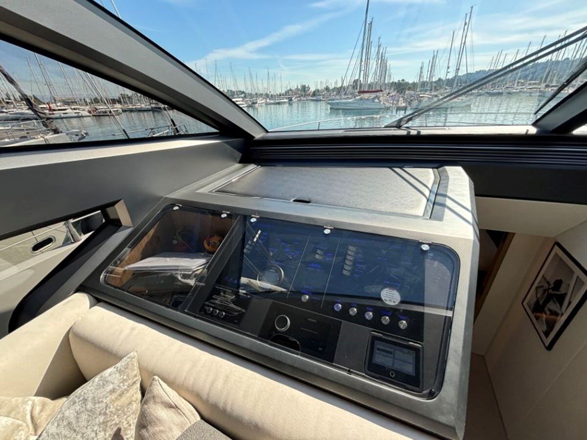 2020-pearl-motor-yachts-61-1-367094