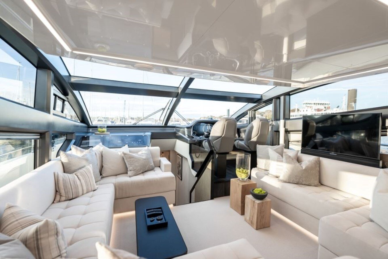 2020-pearl-motor-yachts-61-1-367094