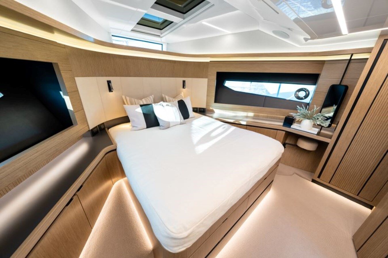 2020-pearl-motor-yachts-61-1-367094