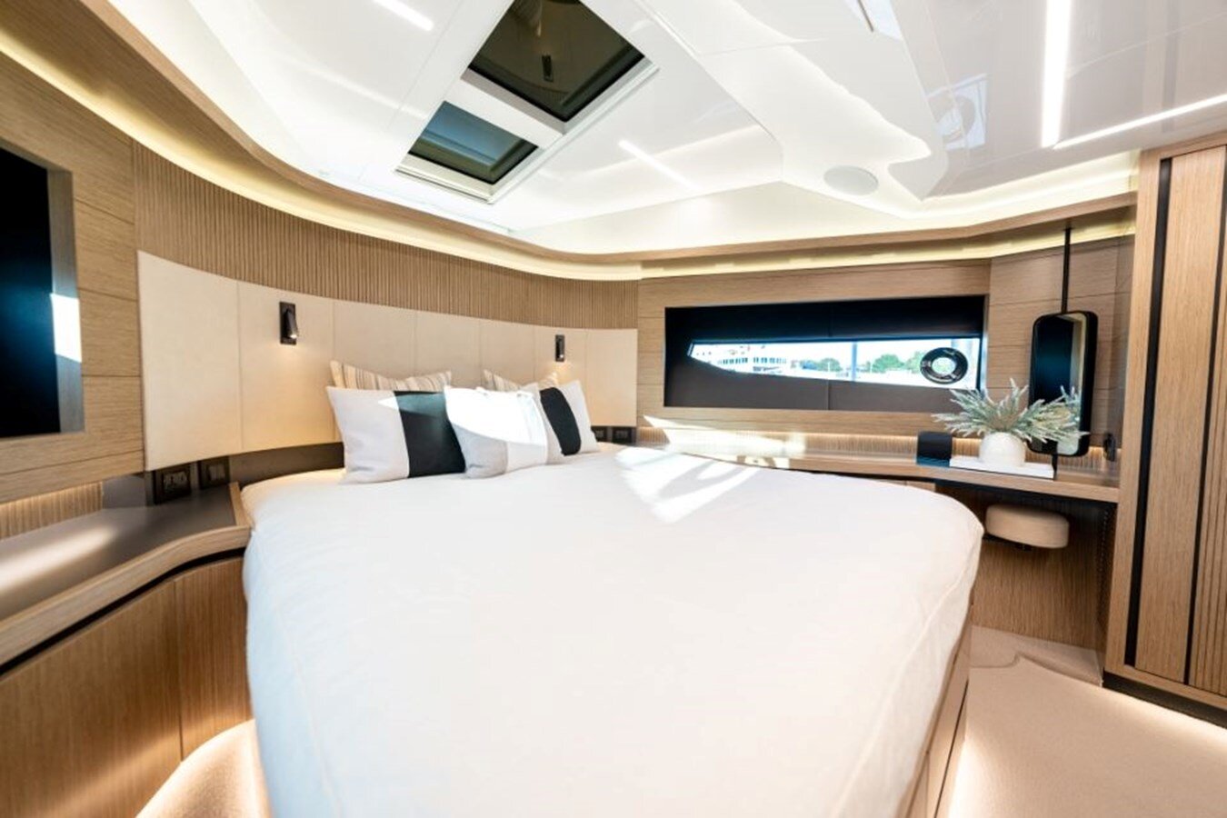 2020-pearl-motor-yachts-61-1-367094