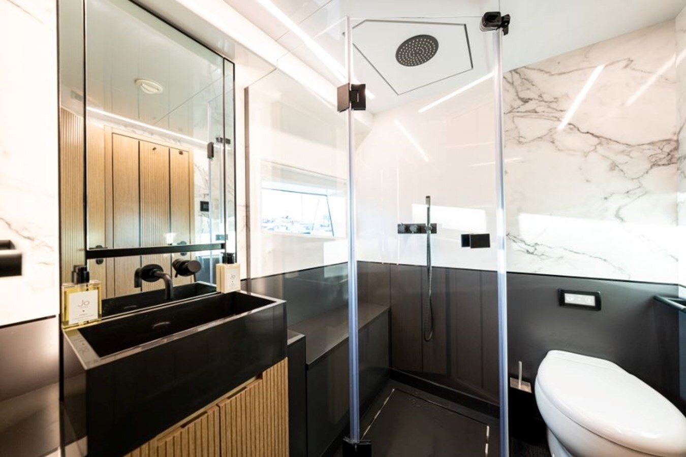 2020-pearl-motor-yachts-61-1-367094