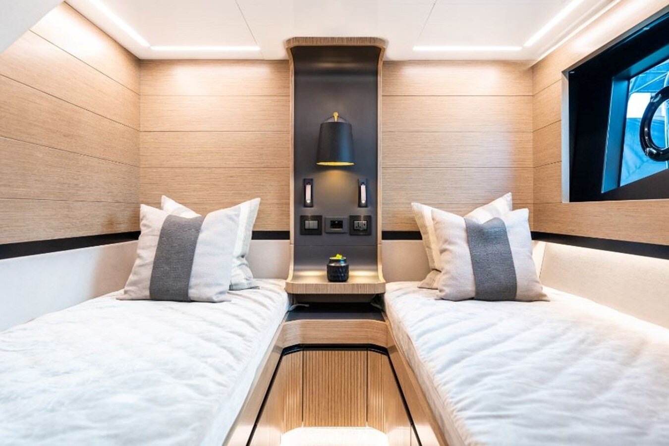 2020-pearl-motor-yachts-61-1-367094