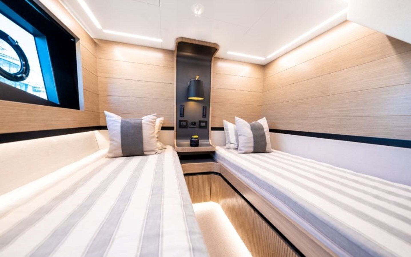 2020-pearl-motor-yachts-61-1-367094