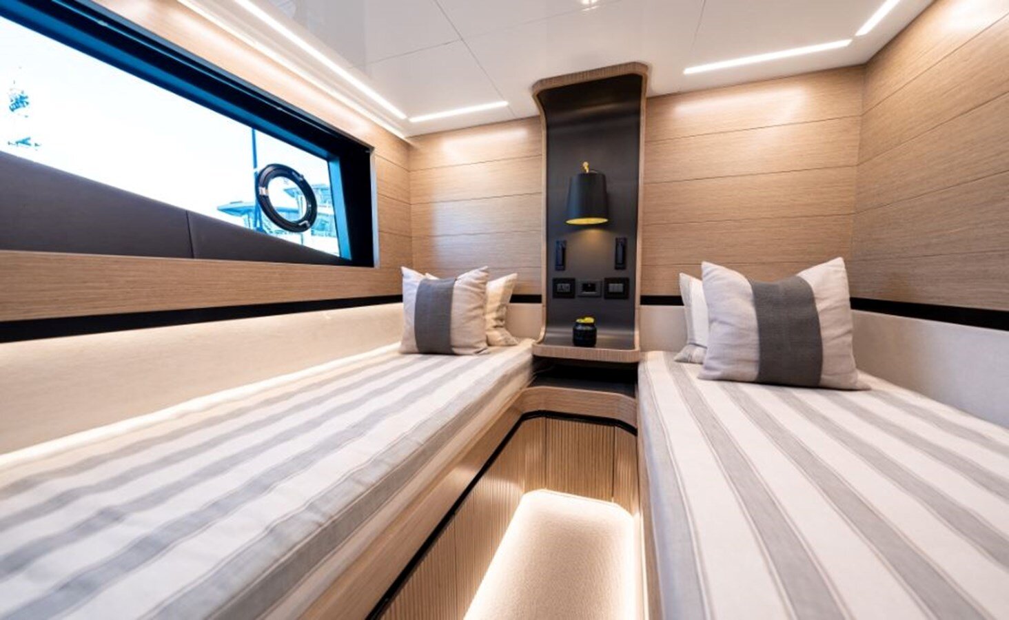 2020-pearl-motor-yachts-61-1-367094