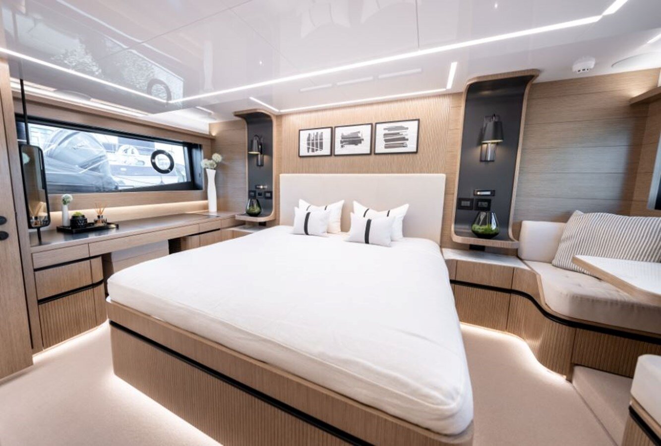 2020-pearl-motor-yachts-61-1-367094