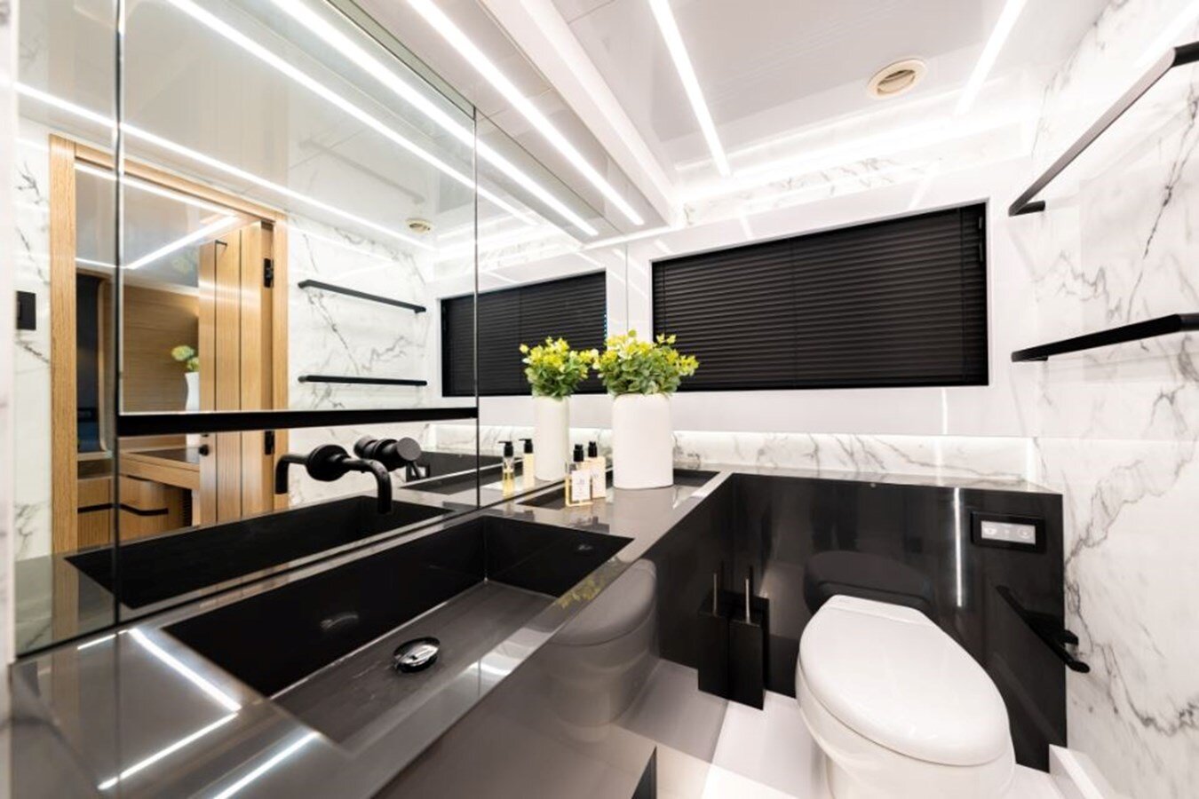 2020-pearl-motor-yachts-61-1-367094