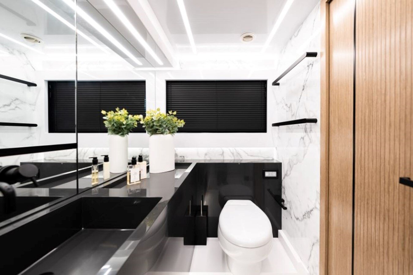 2020-pearl-motor-yachts-61-1-367094