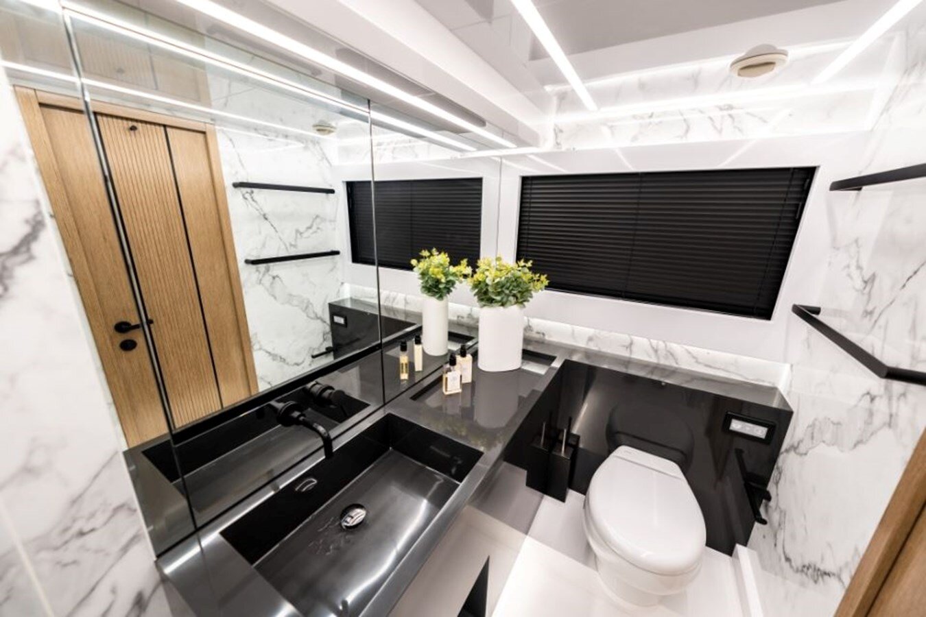 2020-pearl-motor-yachts-61-1-367094