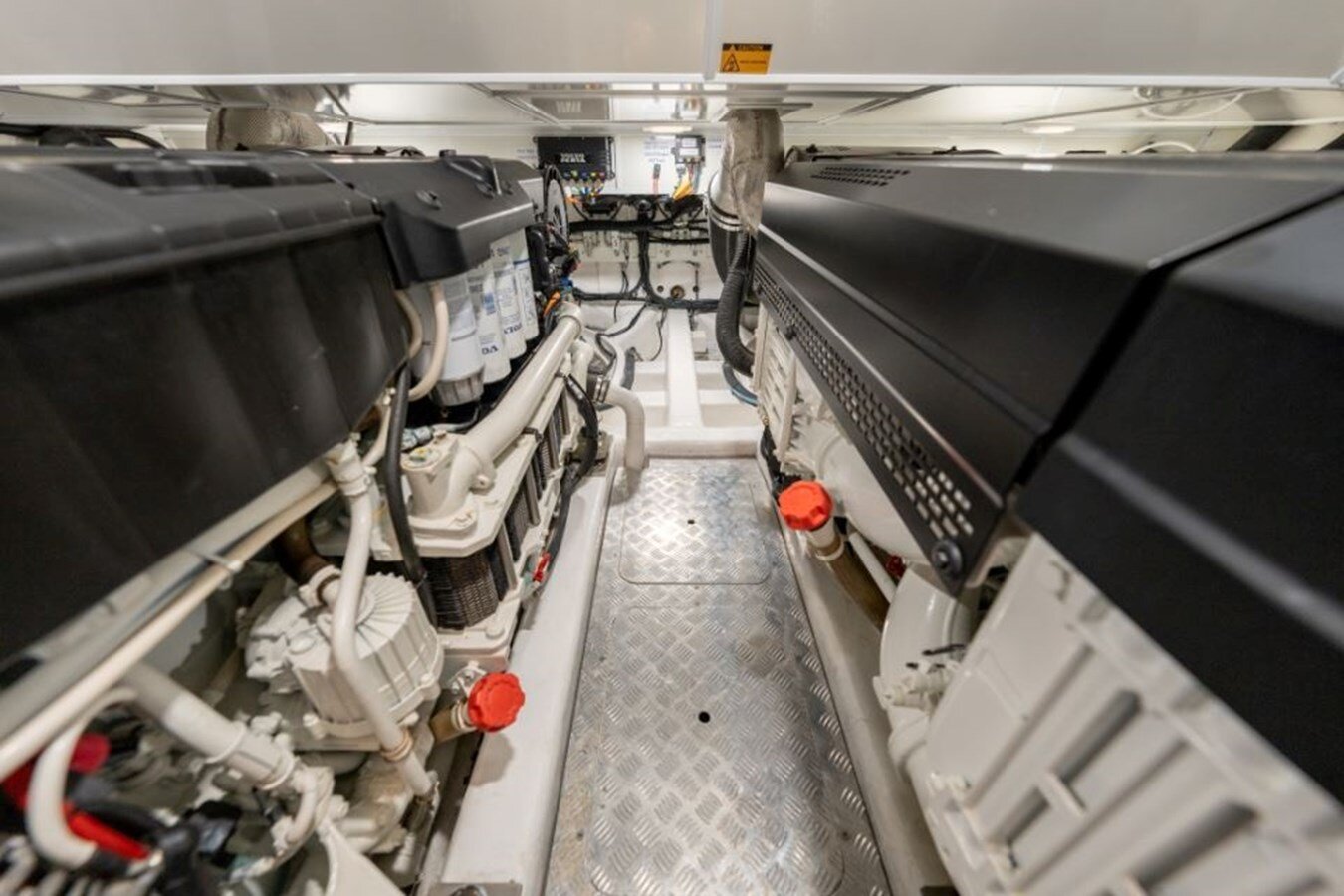 2020-pearl-motor-yachts-61-1-367094