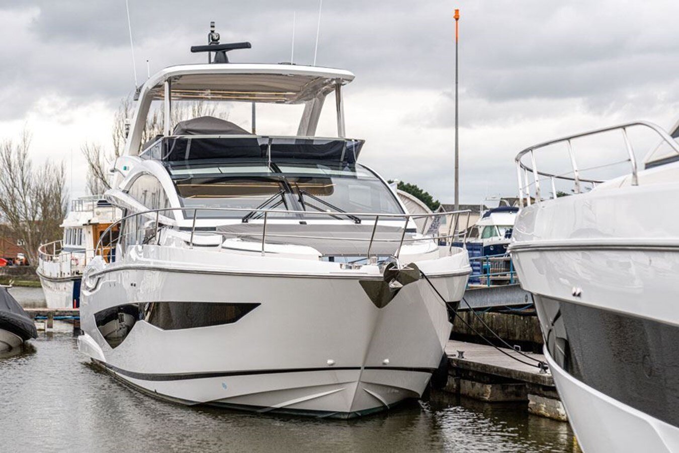 2020-pearl-motor-yachts-61-1e0f5c