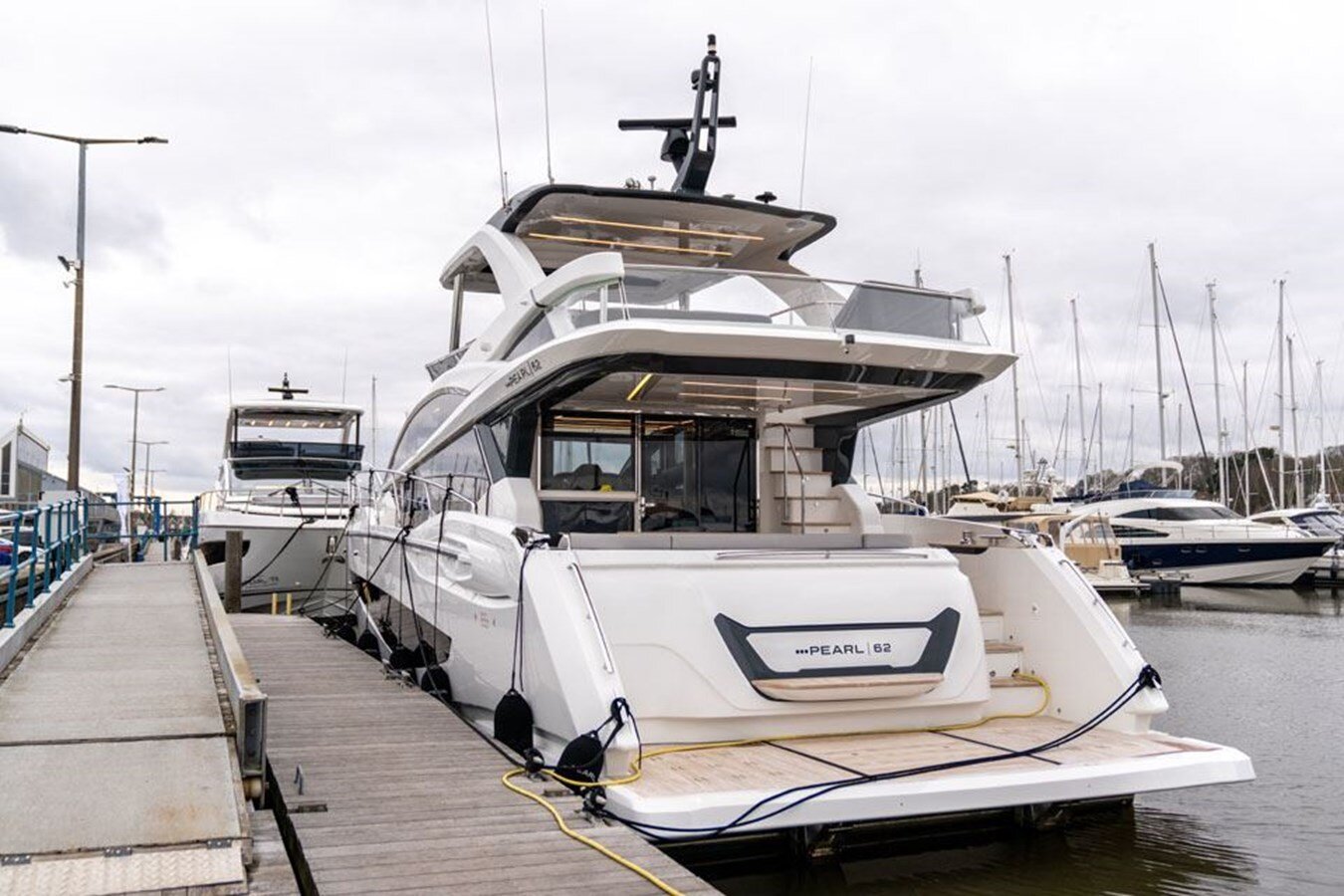 2020-pearl-motor-yachts-61-1e0f5c