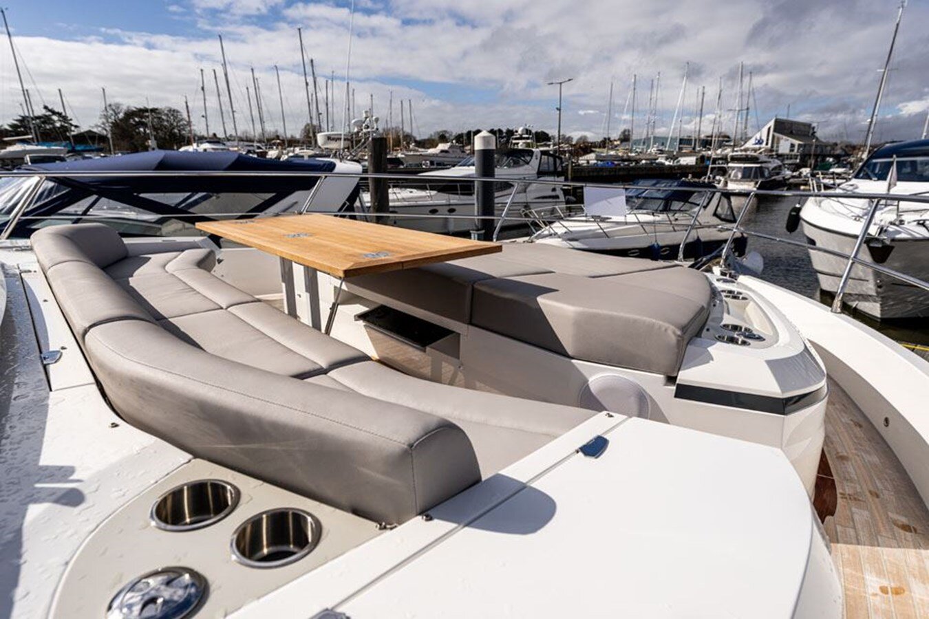 2020-pearl-motor-yachts-61-1e0f5c