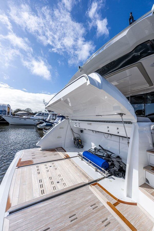 2020-pearl-motor-yachts-61-1e0f5c