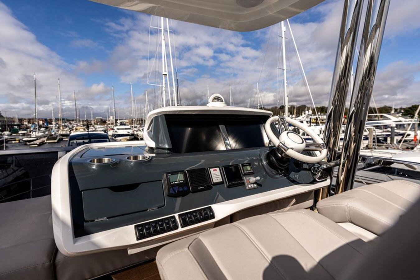 2020-pearl-motor-yachts-61-1e0f5c