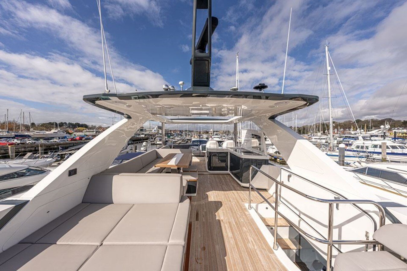 2020-pearl-motor-yachts-61-1e0f5c