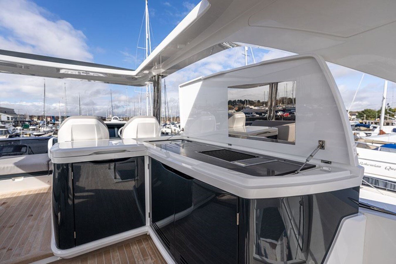 2020-pearl-motor-yachts-61-1e0f5c