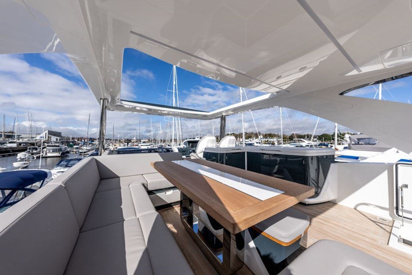 2020-pearl-motor-yachts-61-1e0f5c