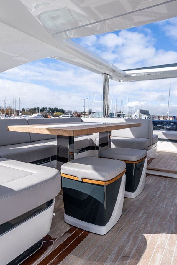 2020-pearl-motor-yachts-61-1e0f5c