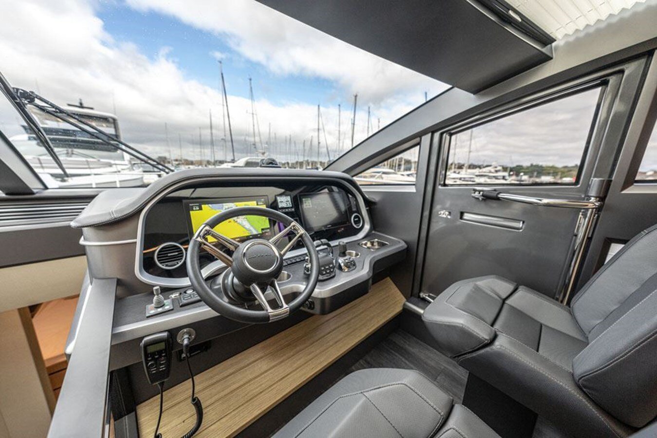 2020-pearl-motor-yachts-61-1e0f5c
