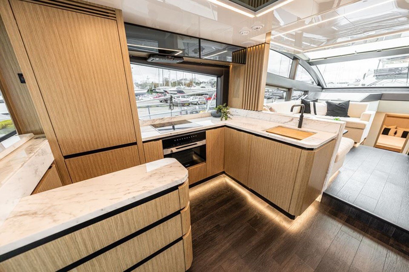 2020-pearl-motor-yachts-61-1e0f5c