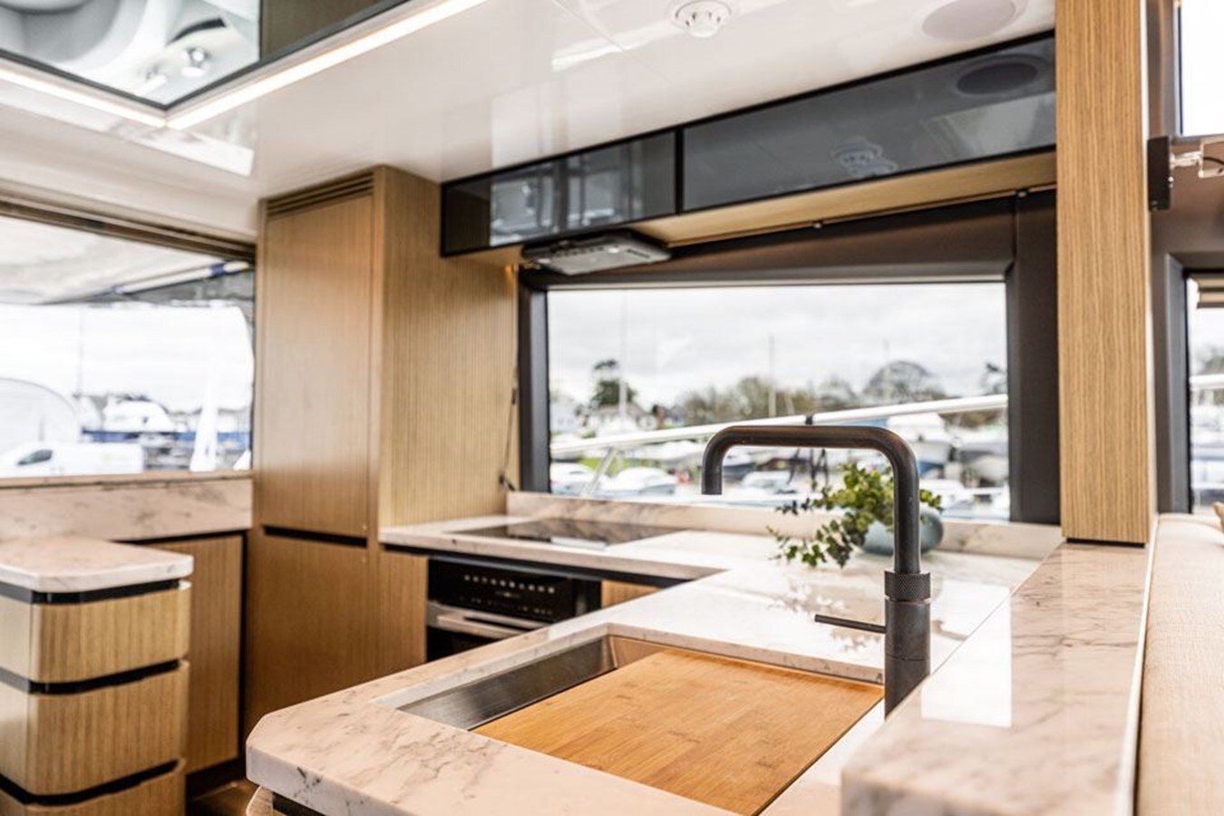 2020-pearl-motor-yachts-61-1e0f5c