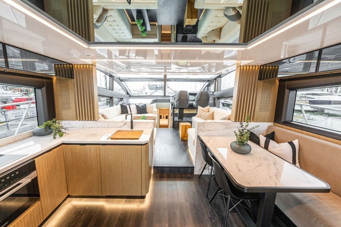 2020-pearl-motor-yachts-61-1e0f5c