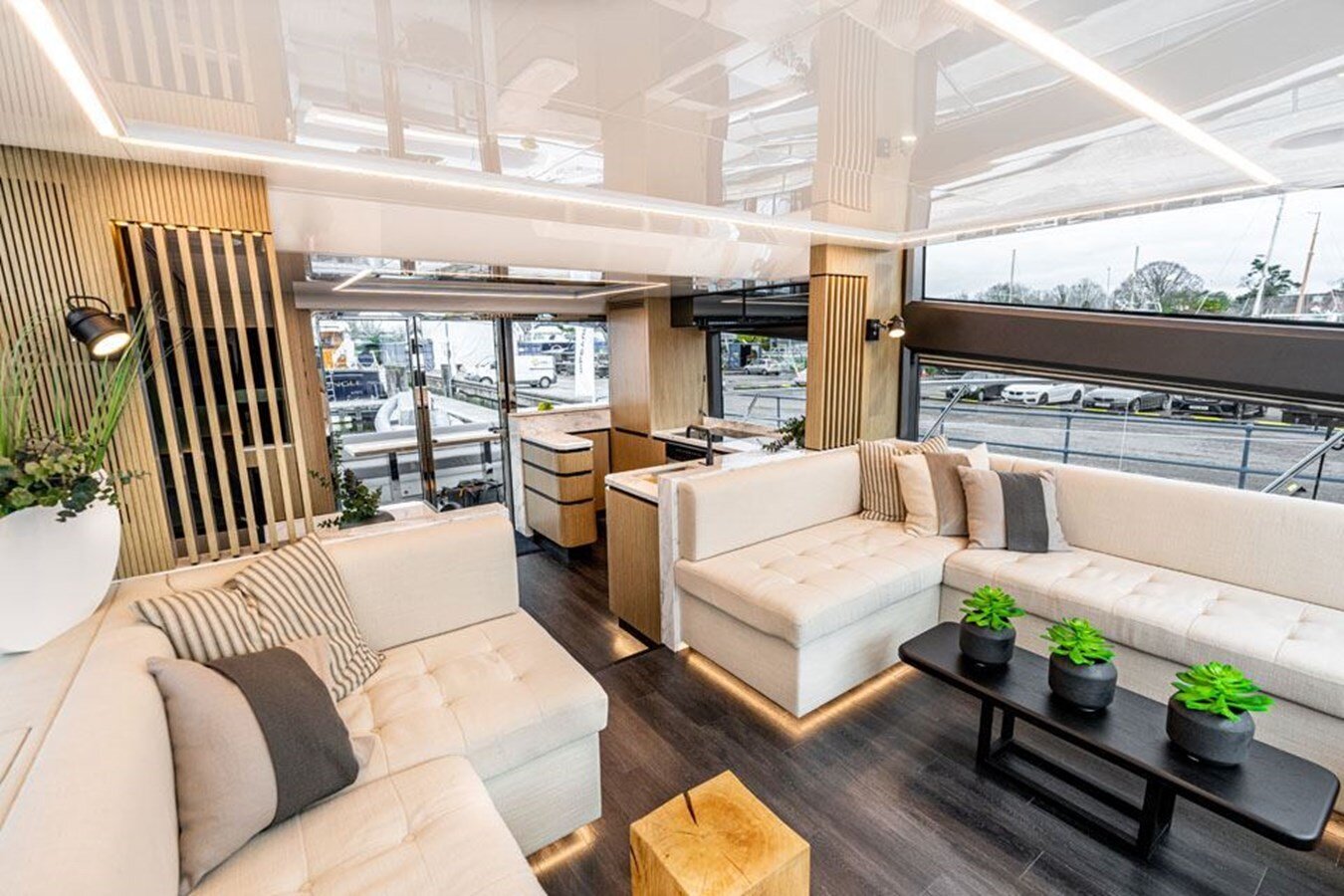 2020-pearl-motor-yachts-61-1e0f5c