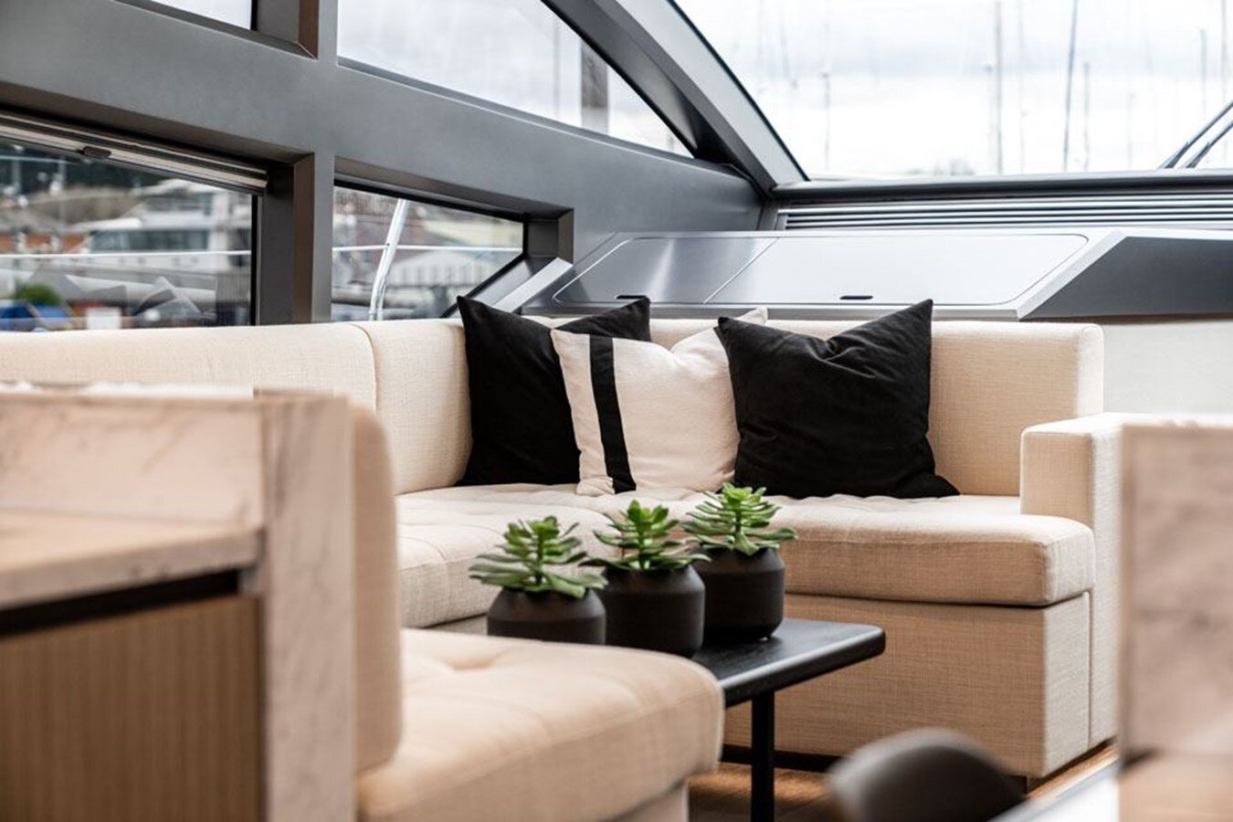 2020-pearl-motor-yachts-61-1e0f5c