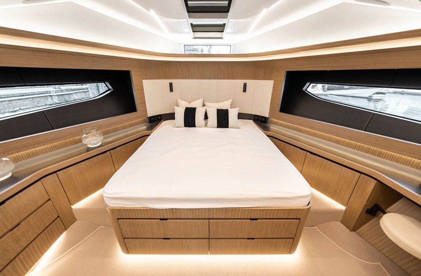2020-pearl-motor-yachts-61-1e0f5c