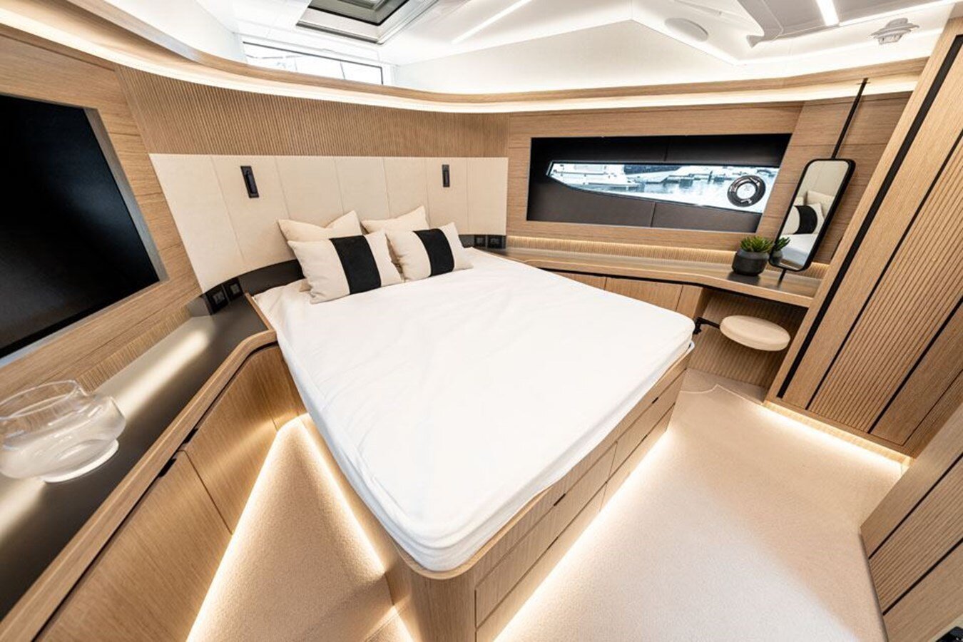 2020-pearl-motor-yachts-61-1e0f5c