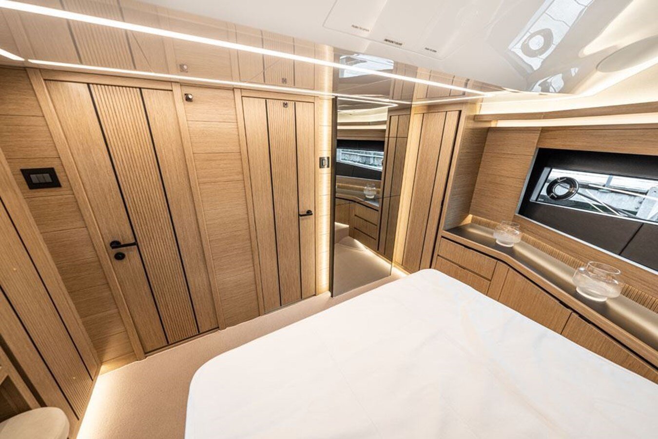 2020-pearl-motor-yachts-61-1e0f5c