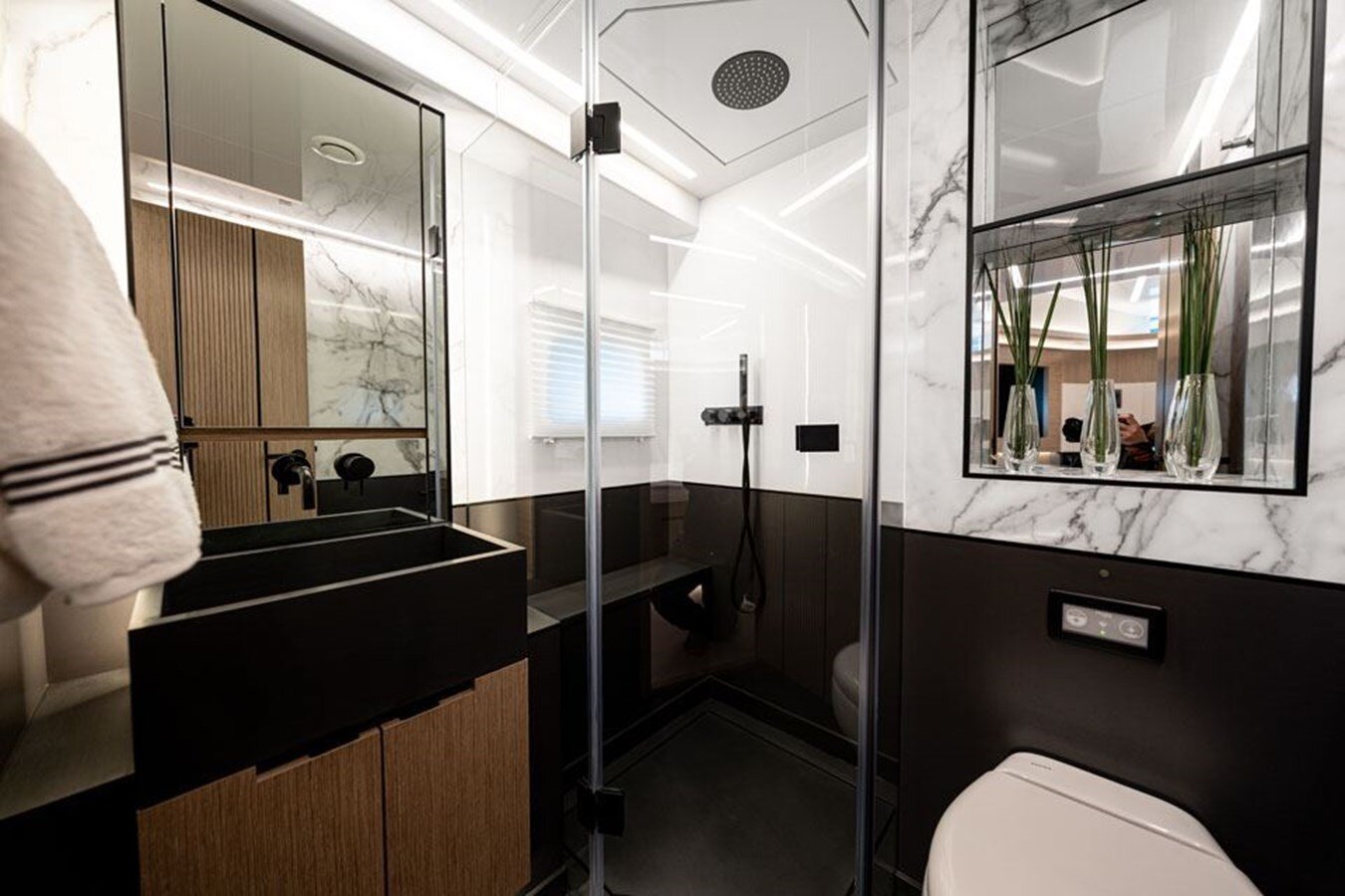 2020-pearl-motor-yachts-61-1e0f5c