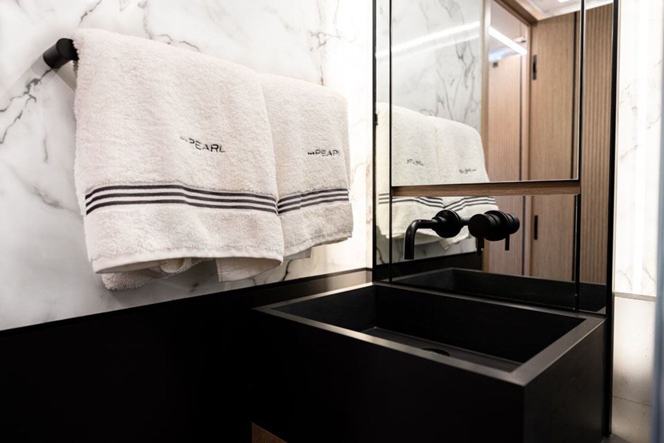 2020-pearl-motor-yachts-61-1e0f5c