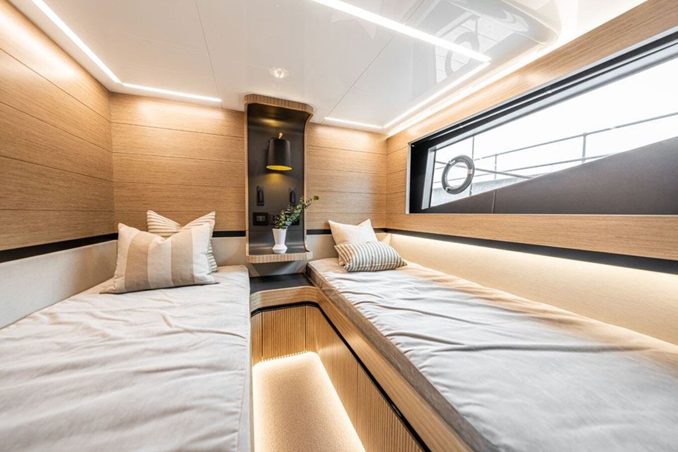 2020-pearl-motor-yachts-61-1e0f5c