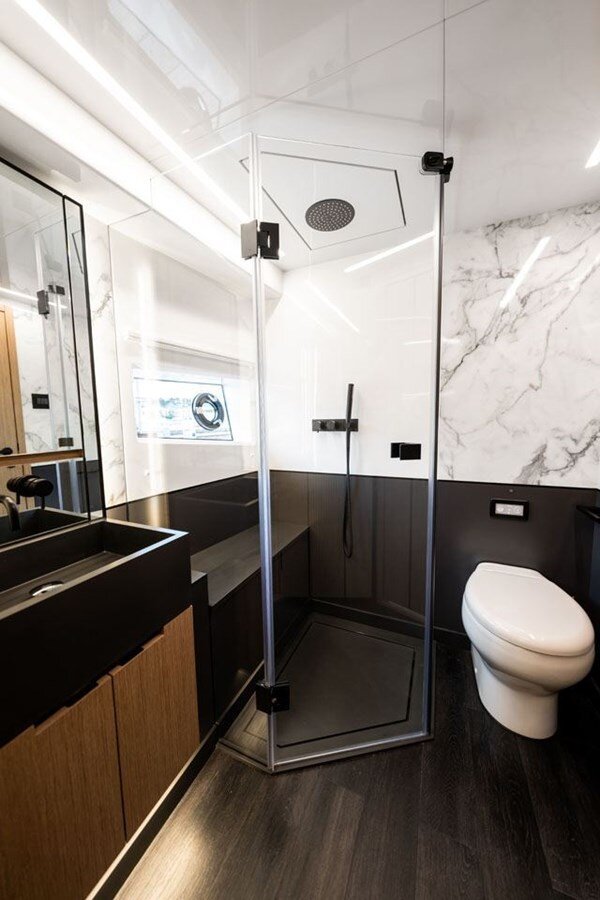 2020-pearl-motor-yachts-61-1e0f5c