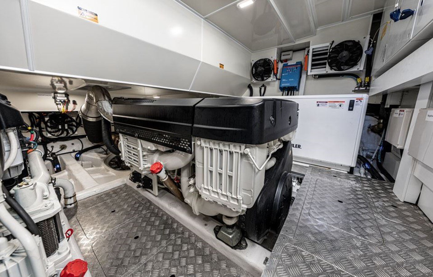 2020-pearl-motor-yachts-61-1e0f5c