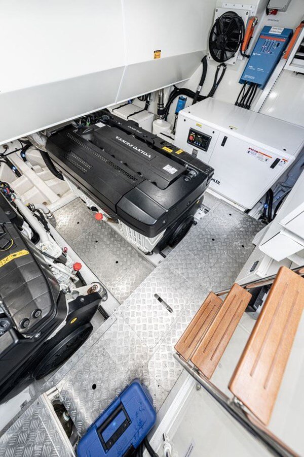 2020-pearl-motor-yachts-61-1e0f5c