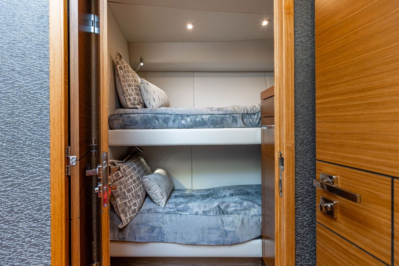 2020-tiara-53-806dad