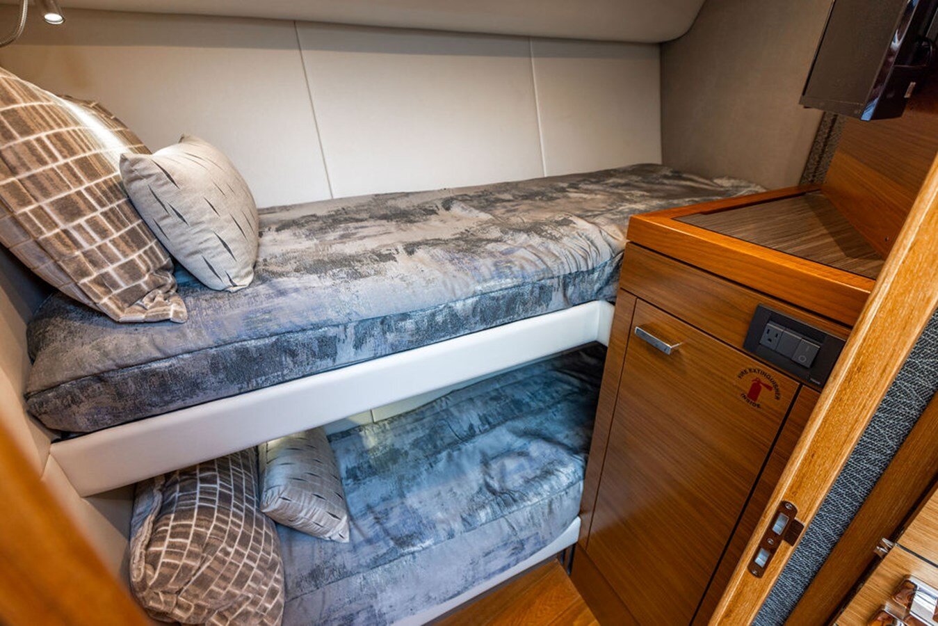 2020-tiara-53-806dad