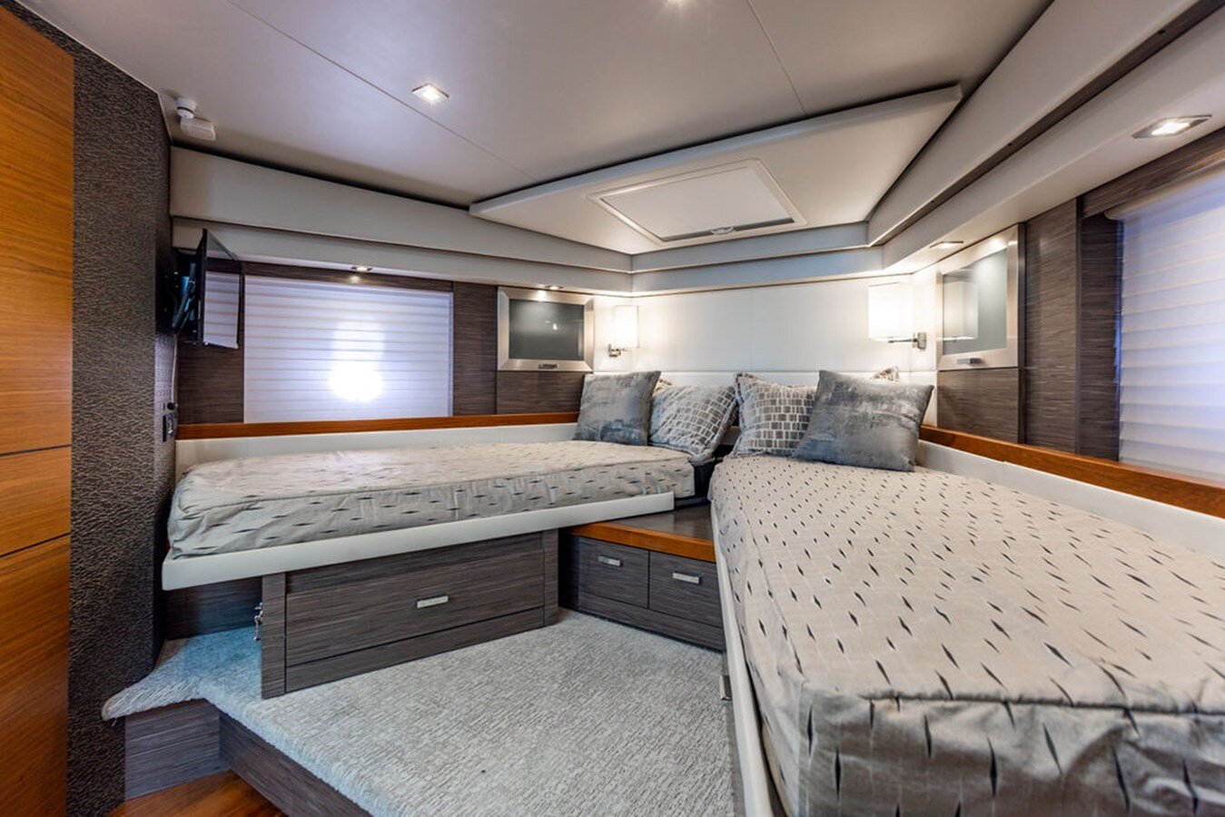 2020-tiara-53-806dad