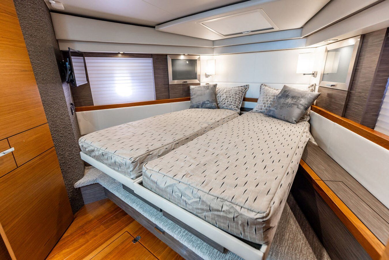 2020-tiara-53-806dad