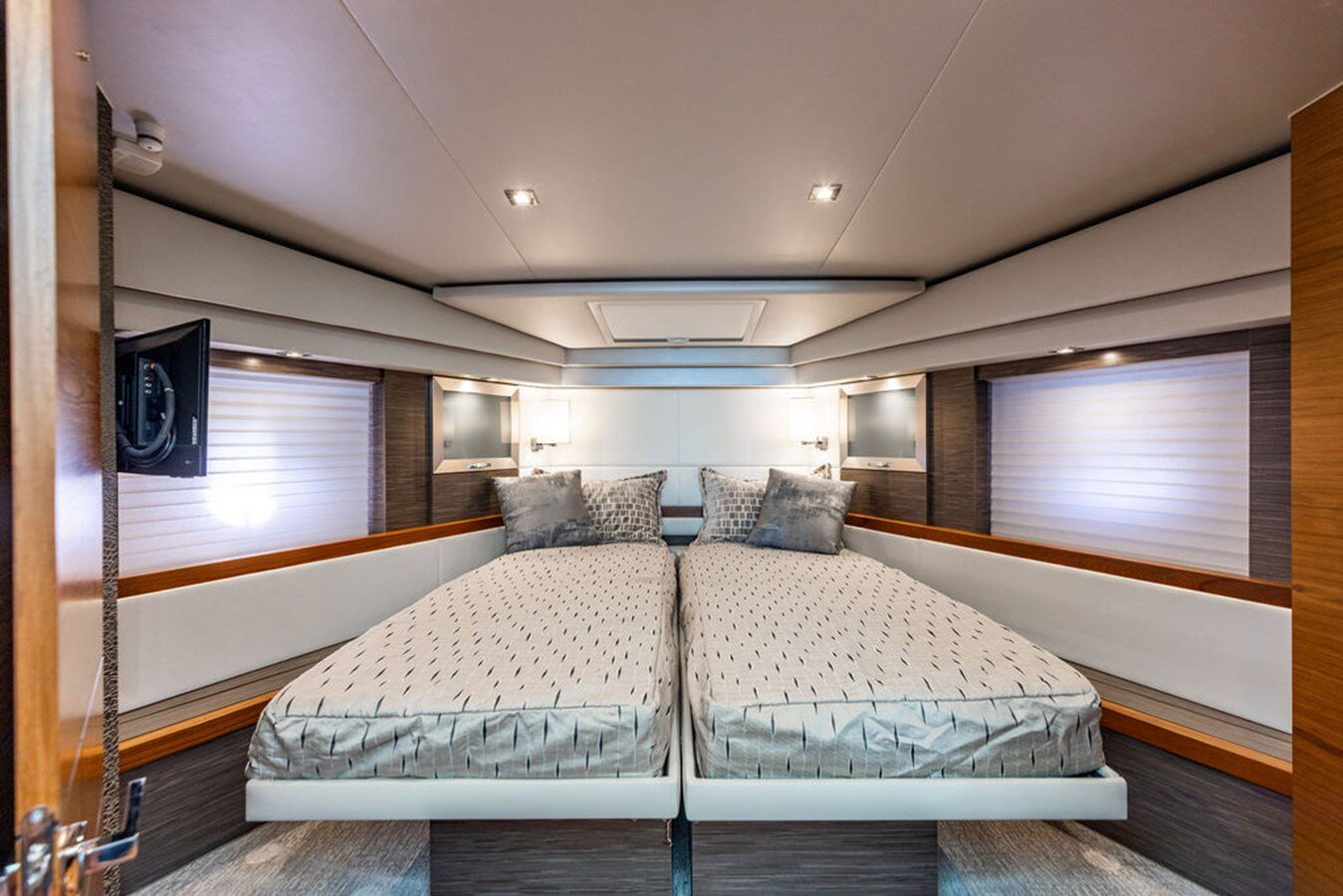 2020-tiara-53-806dad