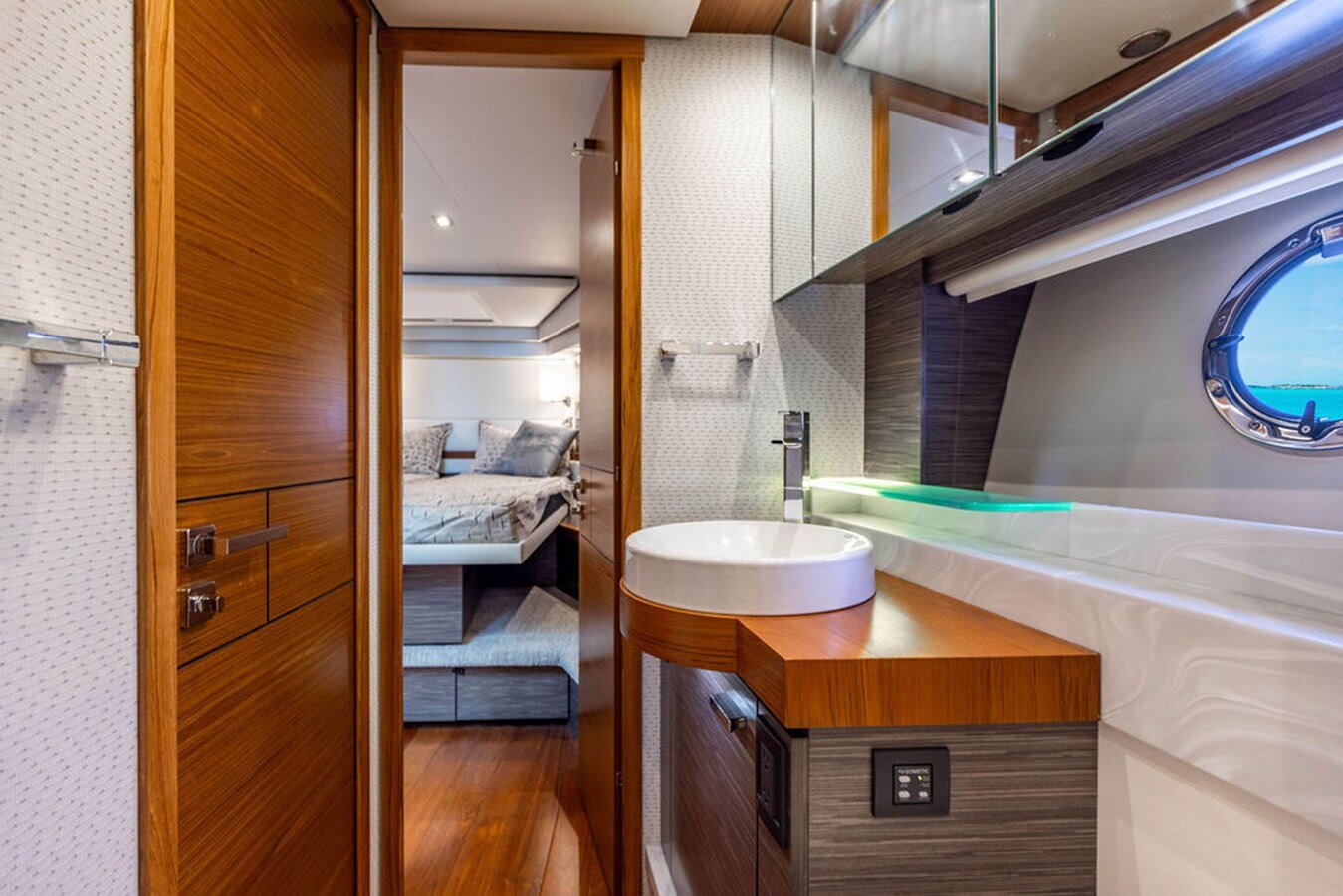 2020-tiara-53-806dad