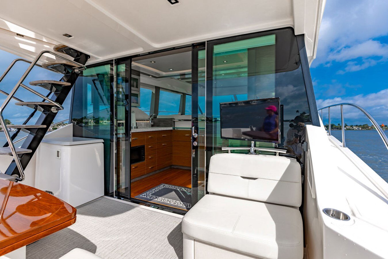 2020-tiara-53-806dad