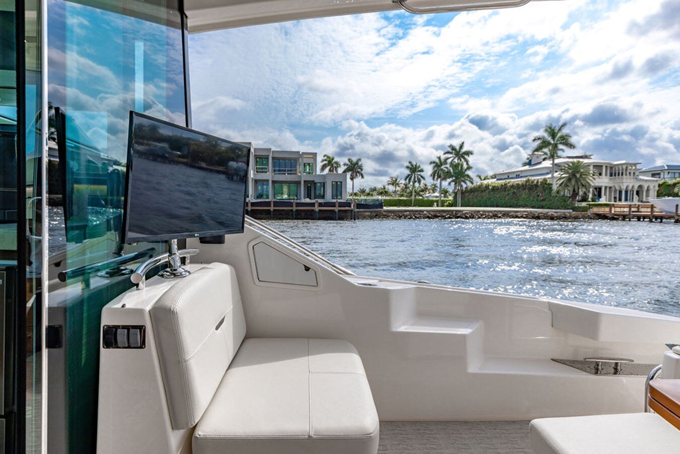 2020-tiara-53-806dad