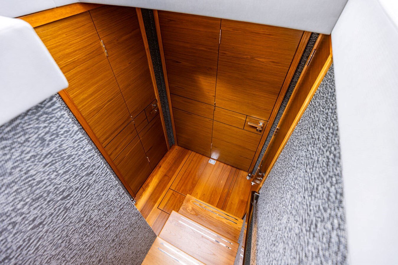 2020-tiara-53-806dad