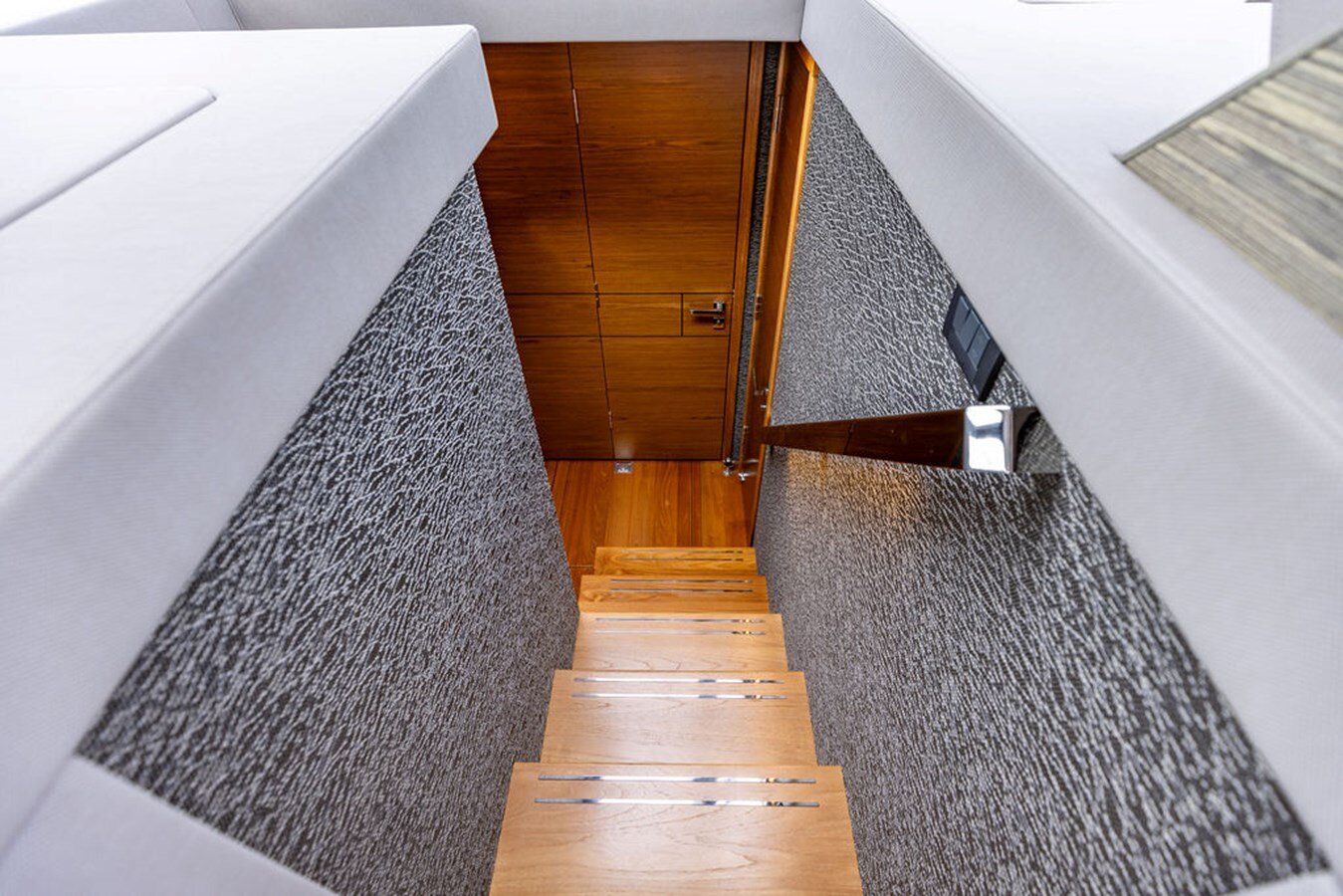 2020-tiara-53-806dad