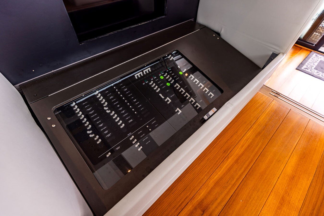 2020-tiara-53-806dad