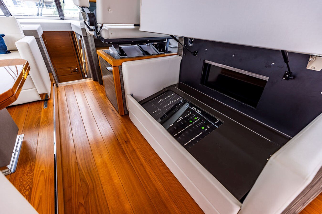 2020-tiara-53-806dad